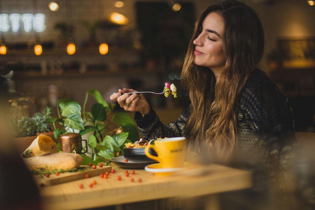 meal prep delivery - girl eating