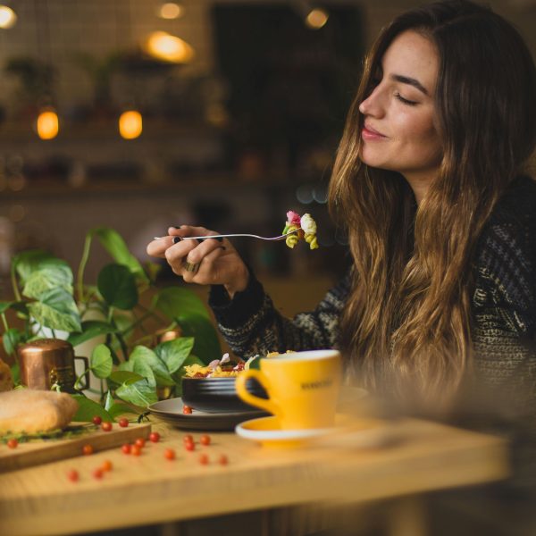 meal prep delivery - girl eating